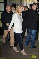 组图：布兰妮职业装显粗腿 坐双层巴士游伦敦