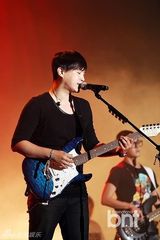 组图：赵容弼尹民秀等献唱展华丽舞台