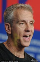 组图：《克鲁德一家》记者会 艾玛斯通靓丽迷人