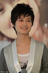 高清图：李宇春获中国邮政青睐 签售明信片遭围堵