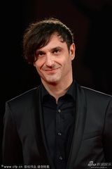 组图：《暴力小姐》首映 伊莱尼和导演暧昧对视