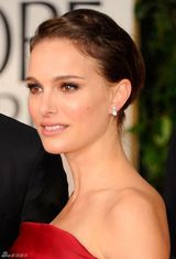 高清组图：娜塔莉-波特曼身着红裙大秀美背