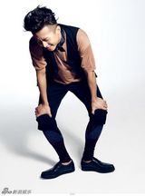 组图：邓超率性登杂志封面 要做有态度男人