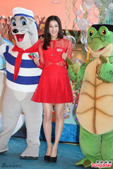 组图：钟嘉欣红色裙装亮相 笑容甜美大方秀美腿