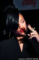 组图：《超级战舰》首映 蕾哈娜古铜肌肤展极致诱惑