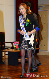 组图：柳真宋钟基出席公益活动 全程大派亲切微笑