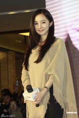 组图：杨幂亮相北京签唱与歌迷互动显疲惫