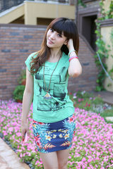 组图：柳岩绿衣红鞋清爽出行录唱《岳母》主题曲