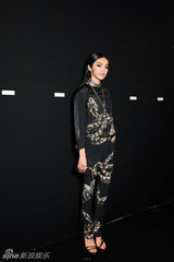 组图：姚晨蛇图腾狂野式优雅亮相巴黎时装周