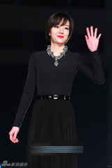 组图：林秀晶烈焰红唇束腰长裙展名媛气质