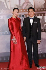 组图：梁朝伟刘嘉玲挽手亮相 刘嘉玲红裙高贵