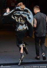 组图：Gaga香水发布变外星人 甩发险摔倒