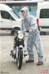 组图：范逸臣湿身拍MV 卜学亮送天心写真集慰劳