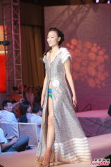 组图：亚姐大中华赛区泳衣秀 爆乳美腿一览无余