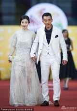 组图：王丽坤亲密牵郑恺 全白装玩王子公主配