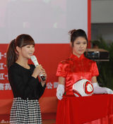 组图：佟大为夫妇为公益代言 关悦亲密接触洒爱心
