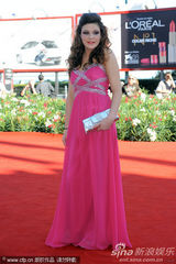 组图：《呼啸山庄》威尼斯首映 影片主创齐聚