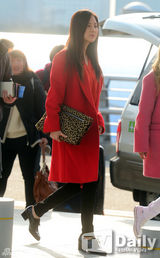 组图：少时成员亮相机场 徐贤火红孝渊粉嫩