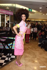 组图：林嘉绮霹雳娇妻装扮抢眼 与老公尚在蜜月期