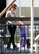 组图：詹妮弗-加纳弯腰走光露T裤 孕期不忘秀性感