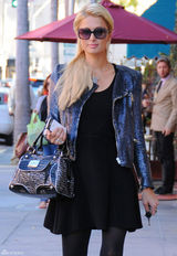 高清组图：帕丽斯-希尔顿街拍LOOK夹克搭配黑裙