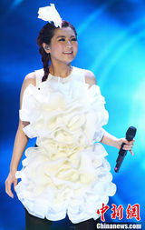 组图：S.H.E南京开唱 三人激情热吻引粉丝尖叫