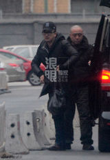 组图：黄海波黑装戴眼镜亮相 戴口罩步履匆匆