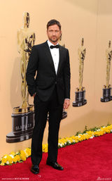 高清组图：奥斯卡红毯 杰拉德-巴特勒挥手致意