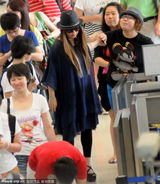 组图：张惠妹踩高跟鞋现身 宽松衣遮肥肚似孕妇