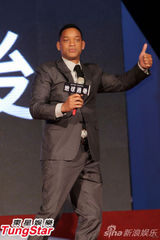 组图：威尔史密斯父子情深 上演“爱的抱抱”