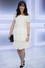 高清图：莉顿-梅斯特露穿肩礼服亮相巴黎时装周