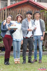 组图：杨谨华等为黄腾浩庆生 本命年收红腰带