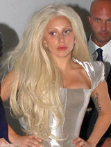 组图：Gaga爆乳银裙性感亮相 上围激增