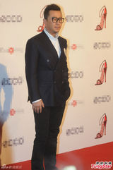 组图：秦岚不受失恋影响面色红润 穿抹胸秀美腿