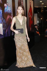 组图：林莉压轴走秀真空上阵 示范苗族服饰