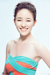 组图：焦俊艳时尚写真可爱清新气质