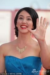 组图：《替代》首映礼 莎朗-塔尔蓝裙惊艳红毯