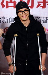 组图：黄晓明拄双拐参加陪父母看电影公益活动