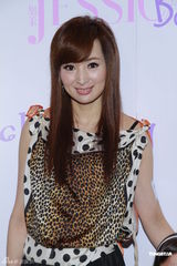 组图：陈炜出席活动否认与陈展鹏宿怨十年