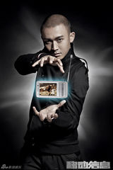 幻灯图集：聂远登封面动感有型 眼神清透神秘