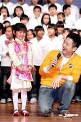 幻灯图：庾澄庆献唱爱心活动 与资助儿童会面