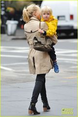 组图：娜奥米-沃兹与老公情侣装出游 可爱儿子缠老爸