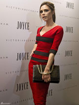 高清组图：维多利亚街拍 紧身红裙搭配黑色手包