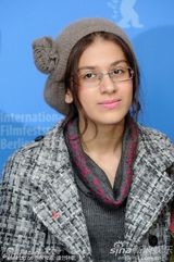 高清：《内达和西敏》亮相 莱拉-哈塔米黑衣玩神秘