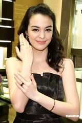 幻灯图：亚太影后张榕容代言珠宝 期望与男友共戴