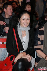 组图：许茹芸新婚首唱 与老公台上牵手拥抱