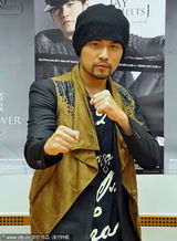 组图：周杰伦东京吐舌搞怪 与樱花妹亲切互动