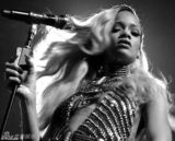 组图：蕾哈娜最新代言写真性感不失专业