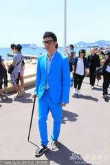 组图：冯绍峰带伤拄拐似绅士 悠闲坐观光车逛沙滩