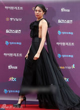 组图：赵寅成女友金敏熙性感黑裙露大片美背